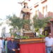 La santa andariega recorre las calles de Peñaranda en una solemne procesión junto a decenas de devotos