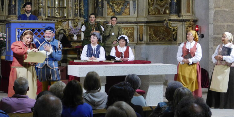 Mancera de Abajo disfruta de la obra «Buscando a Nebrija» en la última jornada de sus fiestas del Rosario