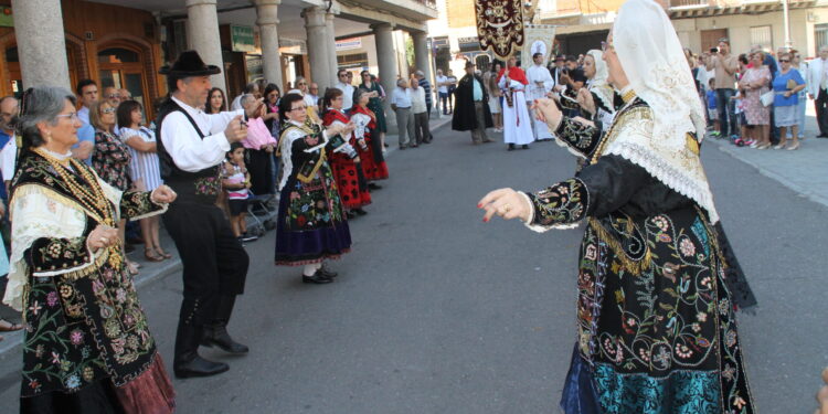 Eutimio Cuesta desvela algunas curiosidades sobre el traje charro, sus orígenes y su presencia en la comarca