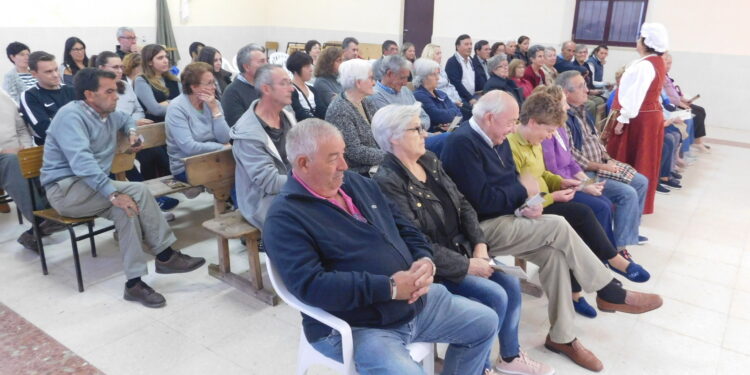 «Buscando a Nebrija» sigue cosechando éxitos en la comarca, esta vez en el salón municipal de Villaflores