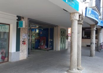 La Policía Local de Peñaranda detiene a un hombre tras robar varios perfumes en un céntrico establecimiento