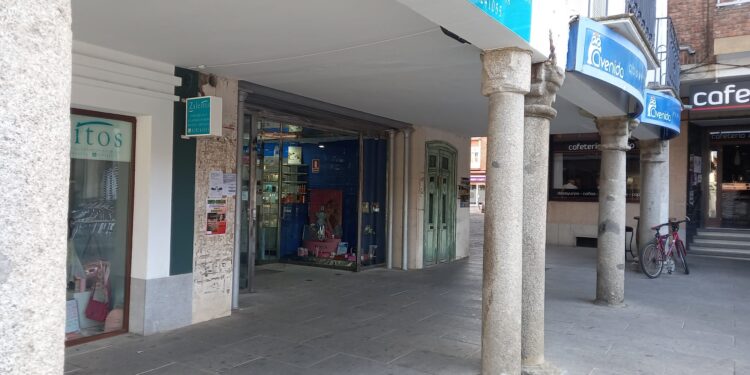 La Policía Local de Peñaranda detiene a un hombre tras robar varios perfumes en un céntrico establecimiento