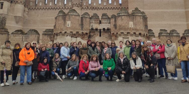 Un grupo de peñarandinos disfruta hoy de la Ruta de los Castillos en la excursión organizada por el Ayuntamiento