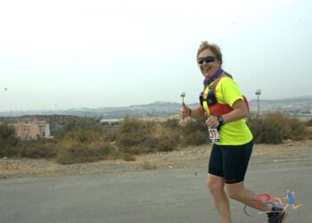La atleta macoterana Toñi Hernández completa los 72 kilómetros de la «Desértica», una carrera organizada por la Legión