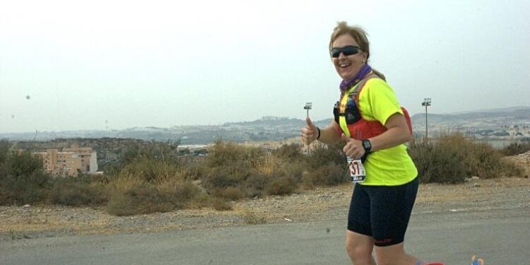 La atleta macoterana Toñi Hernández completa los 72 kilómetros de la «Desértica», una carrera organizada por la Legión
