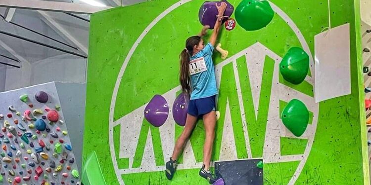 Vega Sánchez, del club Salandar, logra la segunda posición en la Copa de Castilla y León de escalada en bloque