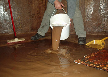 Un intenso aguacero a media tarde inunda varios sótanos en la céntrica plaza de la Constitución de Peñaranda
