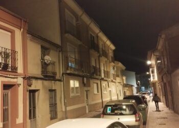 Un fuerte olor a gasoil en la calle Ricardo Soriano, de Peñaranda, provoca naúseas y mareos entre los vecinos de la zona