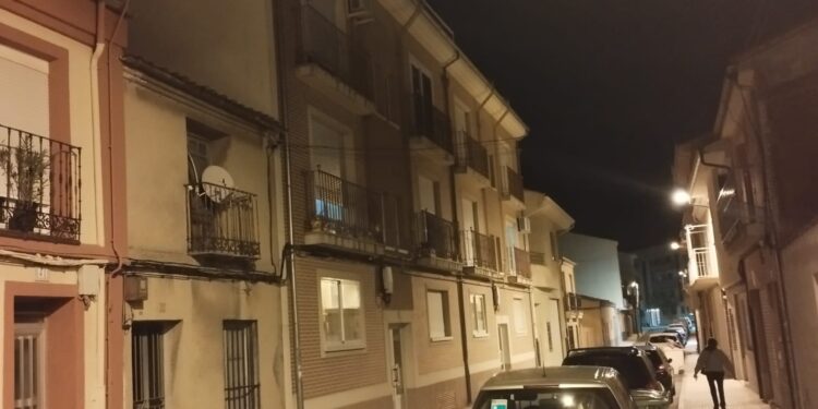 Un fuerte olor a gasoil en la calle Ricardo Soriano, de Peñaranda, provoca naúseas y mareos entre los vecinos de la zona