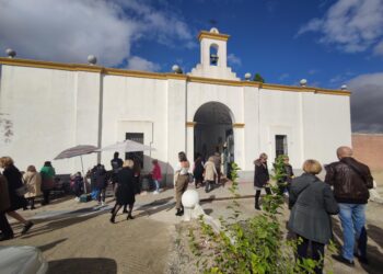 Masiva afluencia al cementerio de Peñaranda en la festividad de Todos los Santos con la que comienza el mes de noviembre