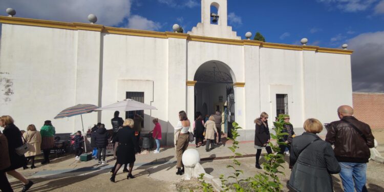 Masiva afluencia al cementerio de Peñaranda en la festividad de Todos los Santos con la que comienza el mes de noviembre