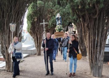 El rosario en el cementerio de Peñaranda reúne a los fieles en oración en el día dedicado a los Fieles Difuntos