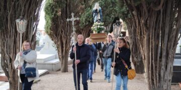 El rosario en el cementerio de Peñaranda reúne a los fieles en oración en el día dedicado a los Fieles Difuntos