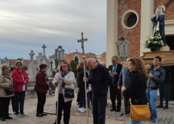 El rosario en el cementerio de Peñaranda reúne a los fieles en oración en el día dedicado a los Fieles Difuntos