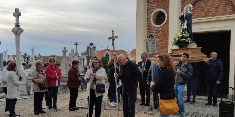 El rosario en el cementerio de Peñaranda reúne a los fieles en oración en el día dedicado a los Fieles Difuntos