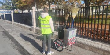 El personal municipal de limpieza de Peñaranda estrena por fin los nuevos carros mucho más ligeros, manejables y seguros