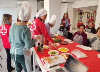Cruz Roja acerca la alimentación saludable a los mayores con una original experiencia de «Masterchef Senior» en Peñaranda