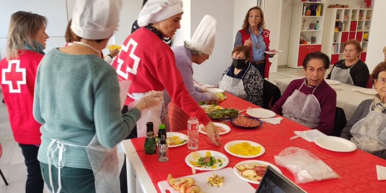 Cruz Roja acerca la alimentación saludable a los mayores con una original experiencia de «Masterchef Senior» en Peñaranda