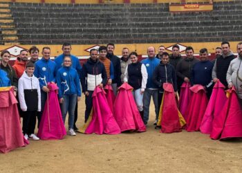 Babilafuente inicia las clases para aficionados prácticos a la tauromaquia con una treintena de alumnos de diversas edades