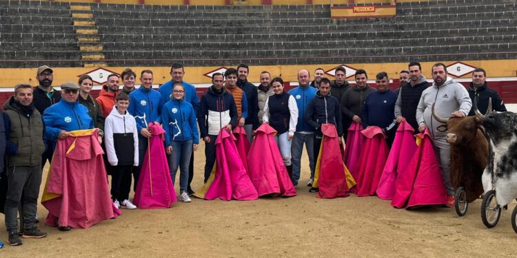 Babilafuente inicia las clases para aficionados prácticos a la tauromaquia con una treintena de alumnos de diversas edades