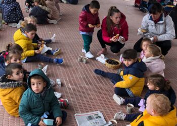 Los alumnos del colegio Filiberto Villalobos de Babilafuente disfrutan de una castañada y de una chocolatada