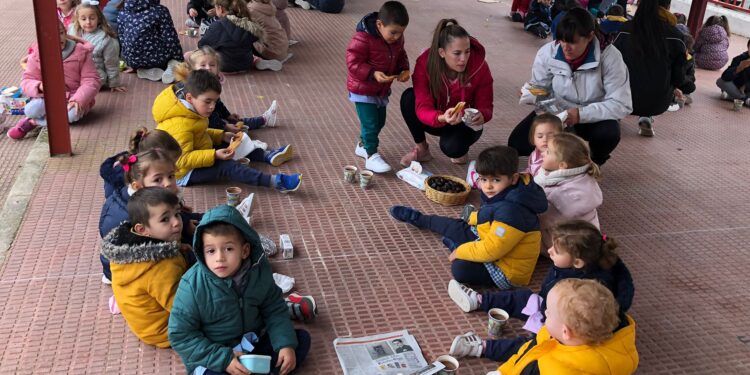Los alumnos del colegio Filiberto Villalobos de Babilafuente disfrutan de una castañada y de una chocolatada
