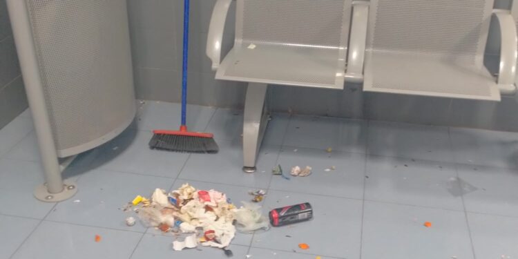 Vandalismo en la estación de tren de Peñaranda: vuelcan las papeleras en la sala de espera y dañan una cámara de seguridad