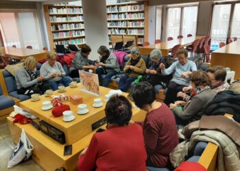 Las ganchilleras «toman» la biblioteca de Peñaranda en una original iniciativa para crear adornos navideños