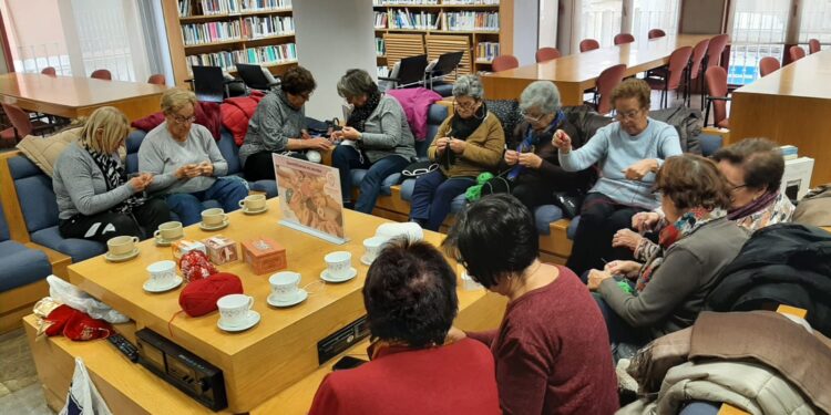 Las ganchilleras «toman» la biblioteca de Peñaranda en una original iniciativa para crear adornos navideños