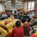 Las ganchilleras «toman» la biblioteca de Peñaranda en una original iniciativa para crear adornos navideños
