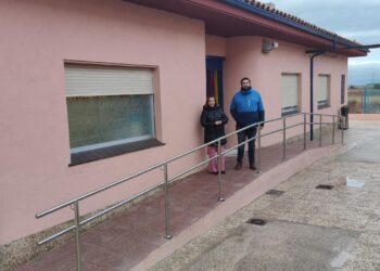 Peñaranda mejora la accesibilidad en el edificio de Infantil del colegio Severiano Montero con una nueva rampa