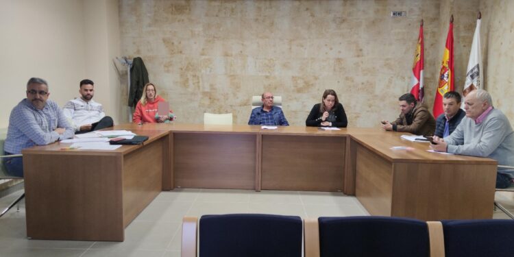 Tenso debate en Babilafuente por una factura impagada a la empresa que asfaltó las calles de la localidad