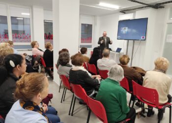 Cruz Roja imparte en su nuevo espacio de Peñaranda la charla informativa «Medicamentos: uso con cabeza»