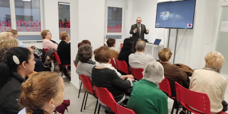 Cruz Roja imparte en su nuevo espacio de Peñaranda la charla informativa «Medicamentos: uso con cabeza»
