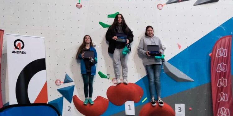 Vega Sánchez, del club Salandar de Peñaranda, subcampeona de la Copa de Castilla y León de Escalada en Bloque