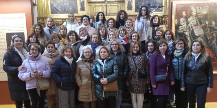 La asociación El Rocío, de Peñaranda, disfruta de una jornada de convivencia y visita turística en Alba de Tormes