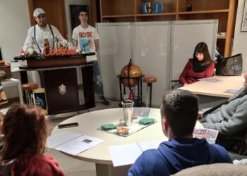 Exitoso comienzo de la programación navideña en Peñaranda con un taller de coctelería a cargo del bartender Teo Marcos