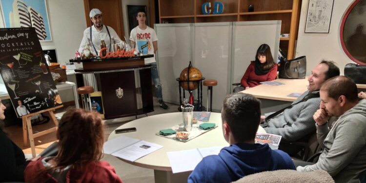 Exitoso comienzo de la programación navideña en Peñaranda con un taller de coctelería a cargo del bartender Teo Marcos
