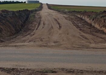 Villoruela toma medidas para retirar el lodo que ha cubierto en los últimos días la carretera hasta Arabayona de Mógica