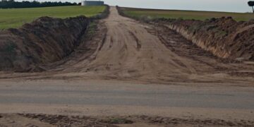 Villoruela toma medidas para retirar el lodo que ha cubierto en los últimos días la carretera hasta Arabayona de Mógica