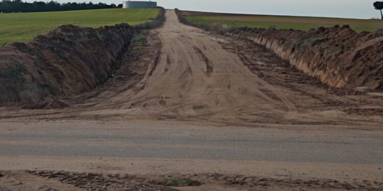 Villoruela toma medidas para retirar el lodo que ha cubierto en los últimos días la carretera hasta Arabayona de Mógica