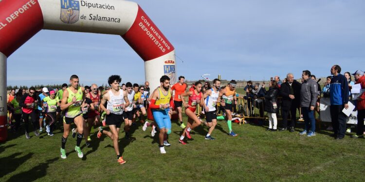 Esther Pablos y Miguel Gallego se proclaman vencedores en el III Cross Popular de Peñaranda celebrado en El Pradohorno