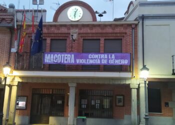 Macotera se solidariza con las víctimas de la violencia de género y luce una pancarta en el balcón del Consistorio