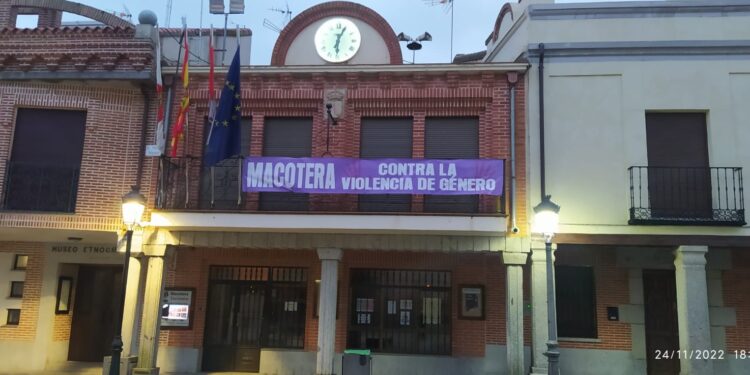 Macotera se solidariza con las víctimas de la violencia de género y luce una pancarta en el balcón del Consistorio