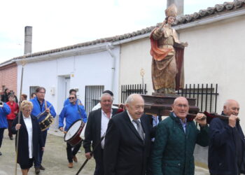 Villaflores honra a San Martín con misa, procesión por las calles y por supuesto, bailes típicos en la plaza al son de la charanga