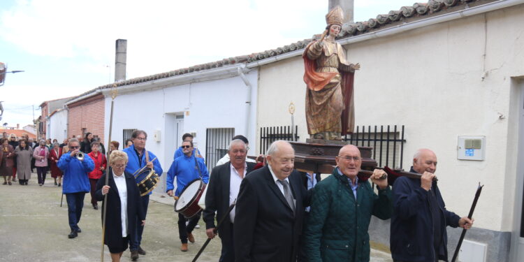Villaflores honra a San Martín con misa, procesión por las calles y por supuesto, bailes típicos en la plaza al son de la charanga