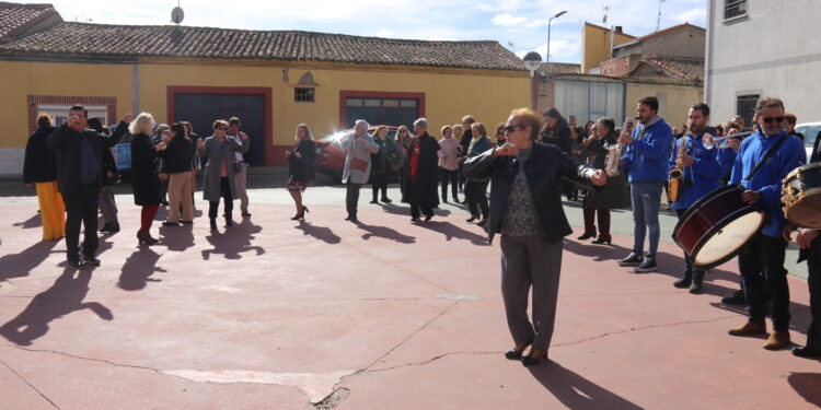 Villaflores honra a San Martín con misa, procesión por las calles y por supuesto, bailes típicos en la plaza al son de la charanga