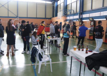 El I Open de Dardos reúne en Peñaranda a un centenar de participantes, entre ellos al subcampeón del Mundo «Edu»