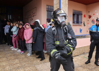 Bomberos y Policía Local participan en un simulacro de evacuación en el colegio Severiano Montero, de Peñaranda