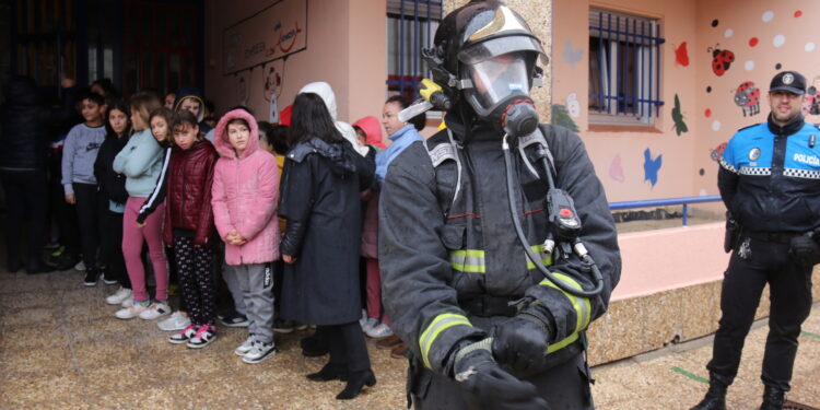 Bomberos y Policía Local participan en un simulacro de evacuación en el colegio Severiano Montero, de Peñaranda